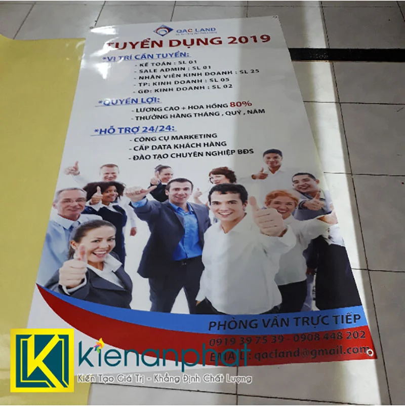 In Standee tuyển dụng