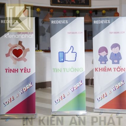 In standee-banner cuốn lấy liền